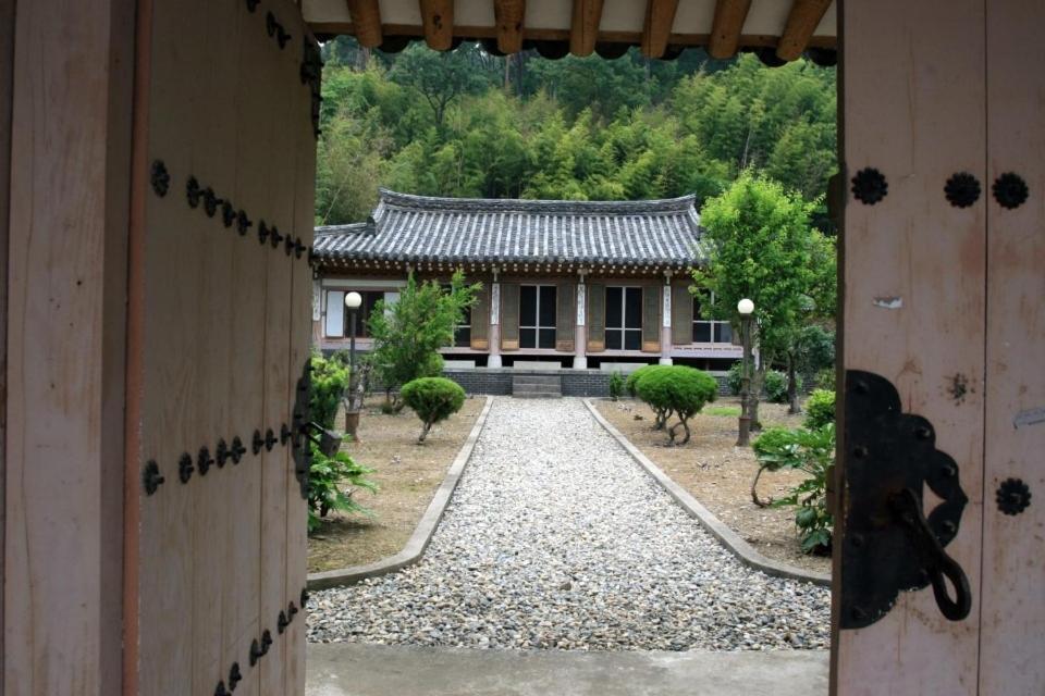 Hotel Goseong Choi Pilgan'S Old House Extérieur photo