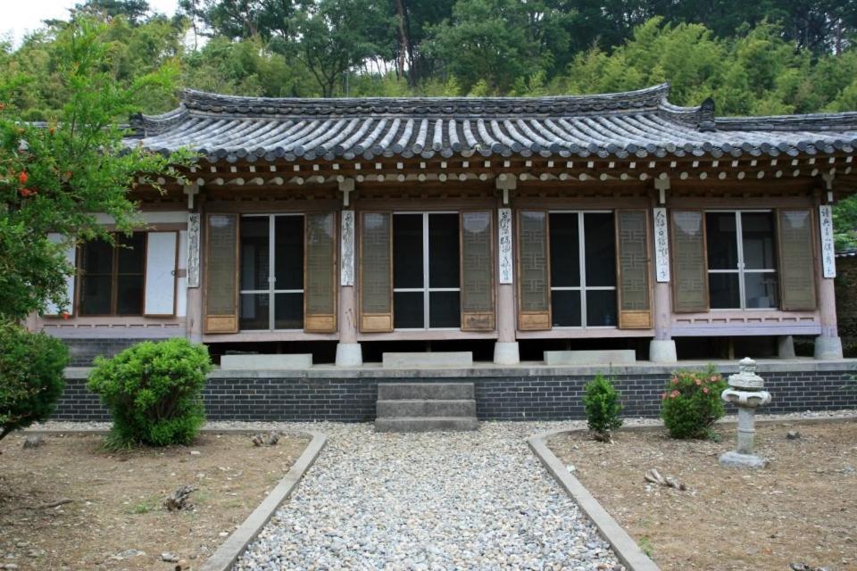 Hotel Goseong Choi Pilgan'S Old House Extérieur photo
